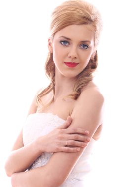 Beyaz arka plan üzerinde genç ve güzel gelini