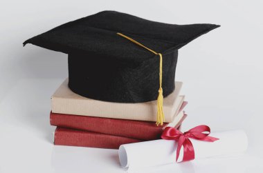 Mezuniyet. Kitaplı kare akademik şapka