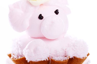 Beyaz üzerine izole edilmiş domuz şeklinde taze ve lezzetli bir pasta.