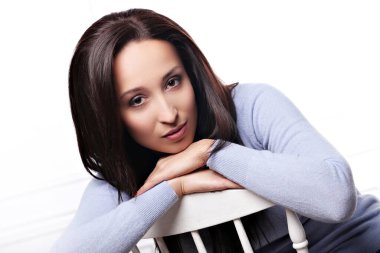 Beyaz arka planda bir kadın