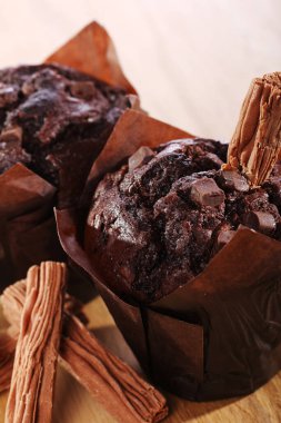 Çikolatalı keki kapat.