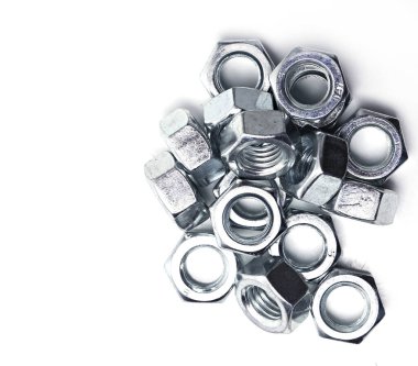 Beyaz arka planda bir yığın çatlak.