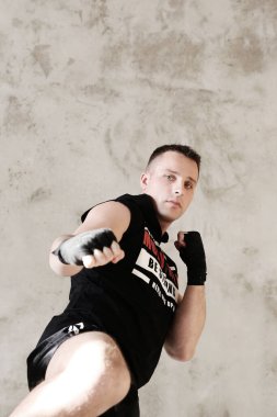 Gri arkaplanda yakışıklı kickboksör