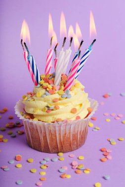 Doğum günü pastası masada.