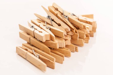 Beyaz arkaplanda eko ahşap mandalların yakın plan görüntüsü