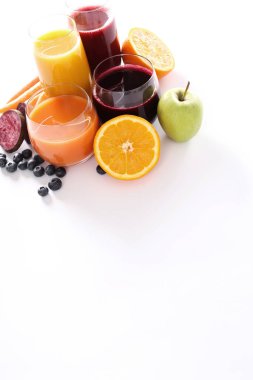 Masada çok meyveli meyve suyu var.