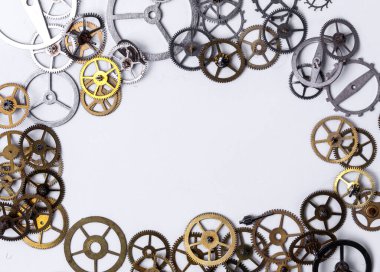 Detaylar, teknoloji. Beyaz arkaplanda küçük dişliler yığını