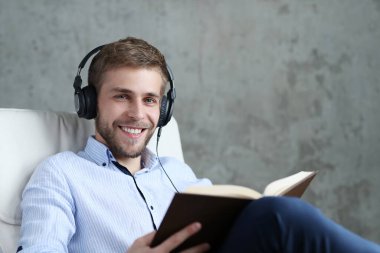 Sandalyede oturan yakışıklı adam.