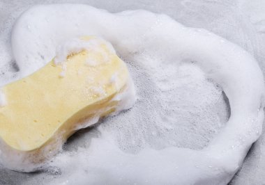 Köpüklü sarı sünger.