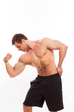 Beyaz bir arka plan üzerinde çıplak gövde izolasyonu olan yakışıklı kaslı adam.