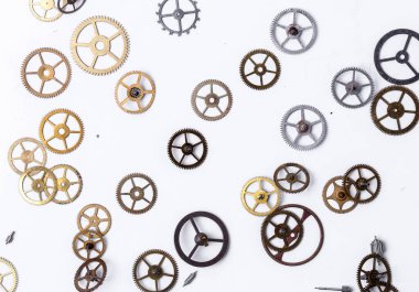 Detaylar, teknoloji. Beyaz arkaplanda küçük dişliler yığını