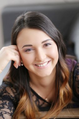 Evde poz veren sevimli esmer kadın.