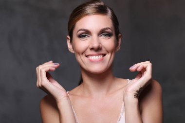 Yakın planda güzel bir kadının yüzü.