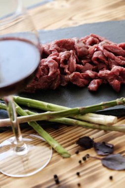 Yemek pişirme, hazırlık. Masada çiğ et var.