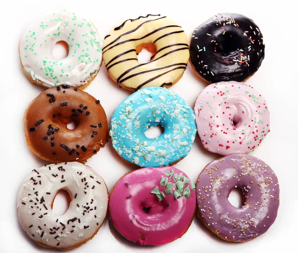 Renkli ve lezzetli donutsover beyaz arka plan