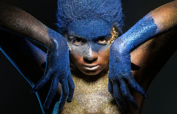 Retrato Uma Mulher Que Está Posando Coberta Tinta Azul Dourada — Fotografia de Stock