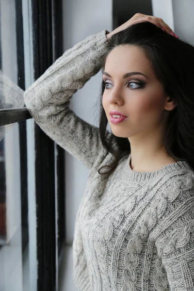 Yaşam tarzı. Evdeki güzel kadın.