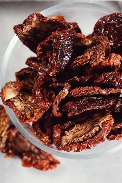 Masada güneşte kurutulmuş domates.