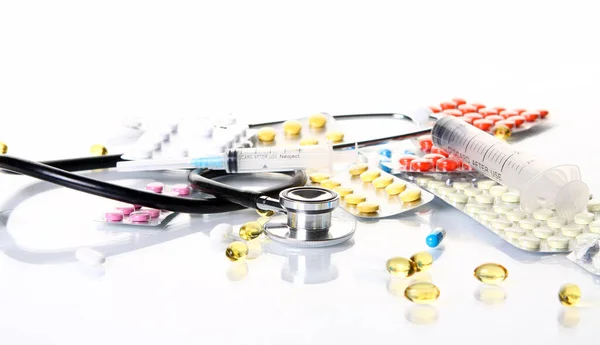Крупним Планом Стетоскоп Різними Фармацевтичними Матеріалами — стокове фото