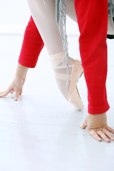 Балерина Розтягує Ноги Перед Танцем — стокове фото