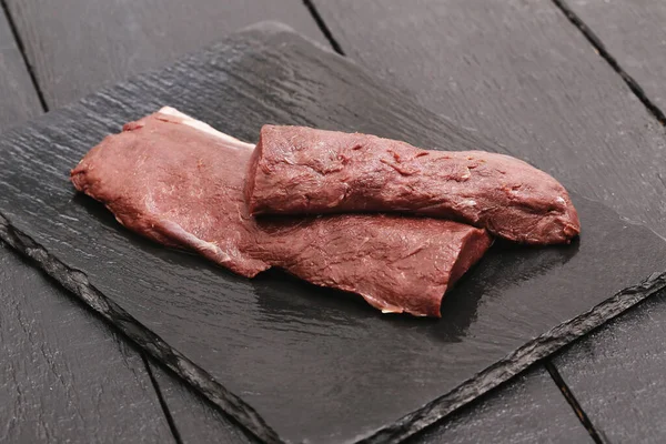 Viande Fraîche Sur Une Planche Découper Noire — Photo