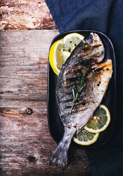 Yemek, restoran. Tahta masadaki balıklar