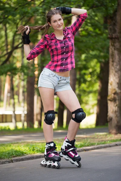 Schöne Mädchen Posiert Einem Park Während Sie Rollerblades Trägt — Stockfoto