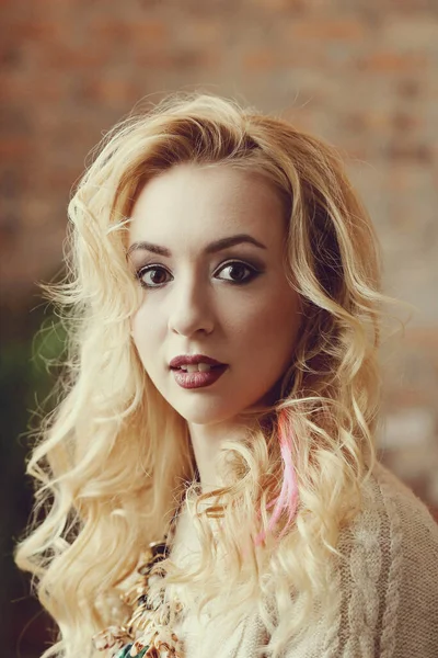 Sarışın, güzel bir kadın.