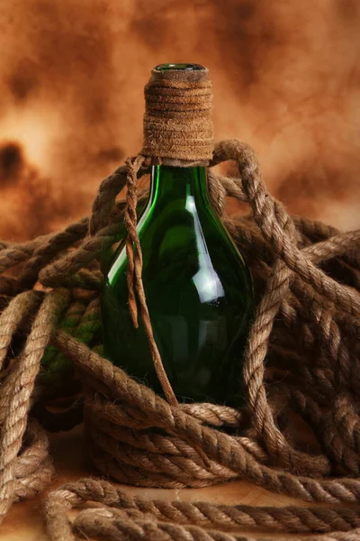 Oude Fles Touw Tegen Oude Achtergrond — Stockfoto