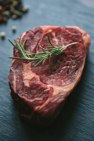 Yemek pişirme, et hazırlama. Masada çiğ biftek var.