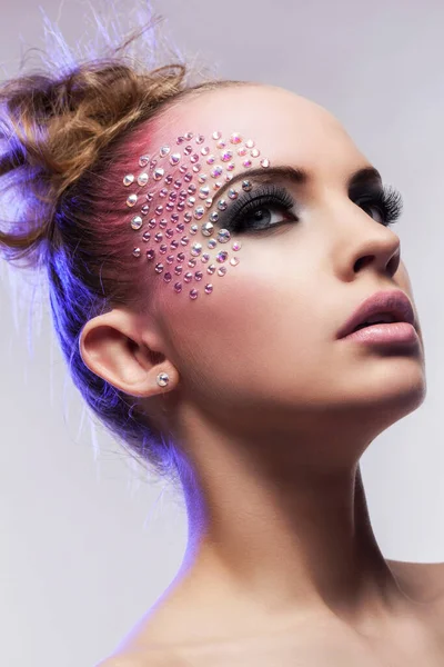 Fantastik Makyaj beyaz zemin üzerine ile güzel bir kadın