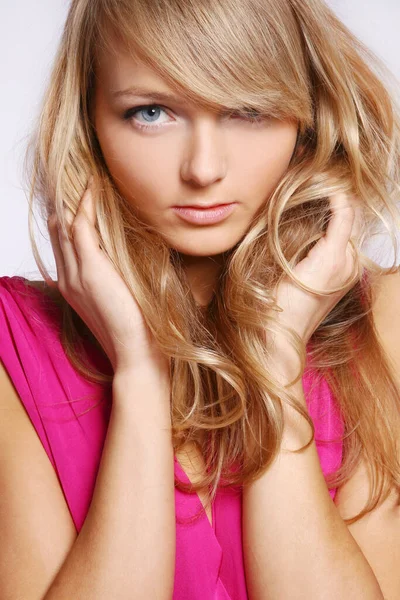 Beyaz stüdyo geçmişinde genç ve güzel sarışın bir kız.