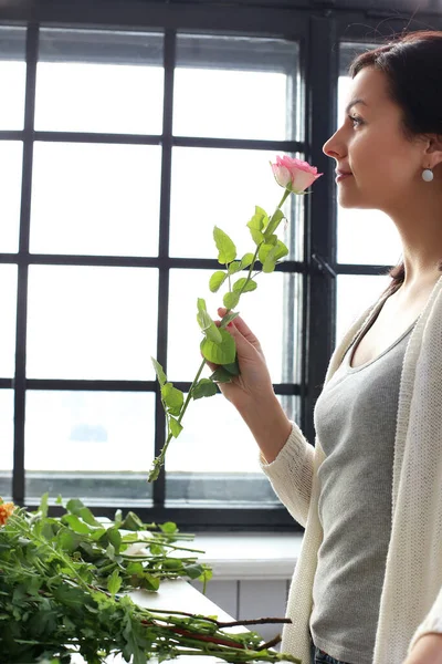 Ev, bahçıvanlık. Çiçekli kadın.