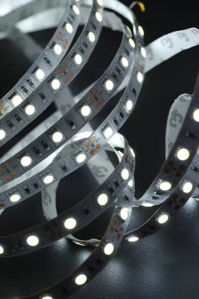 Masanın üzerinde hafif bir kurdele var.