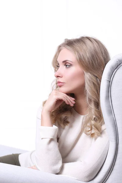Schöne Blondine Sitzt Stuhl — Stockfoto