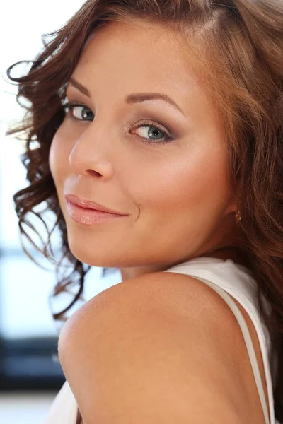 Güzellik. Güzel yüzlü güzel bir kadın.