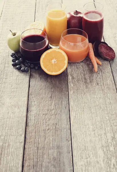 Masada çok meyveli meyve suyu var.