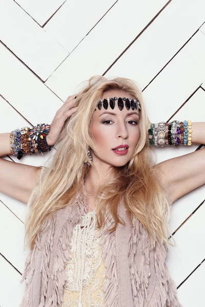 Kırmızı ruj ile güzel kadın