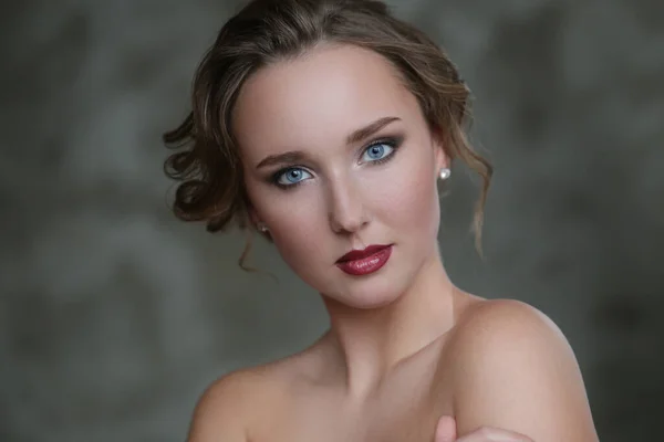 Söt Ung Kvinna Med Makeup Poserar Grå Bakgrund — Stockfoto