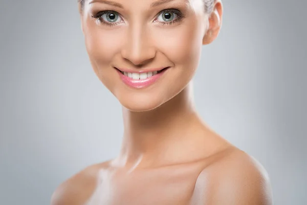 Retrato Uma Bela Mulher Morena Com Cabelo Castanho Ombros Nus — Fotografia de Stock