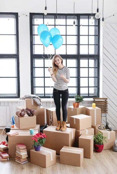 Bir sürü kutuyla yeni eve taşınan hoş bir kadın.