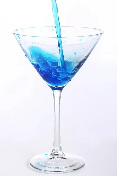 Blauwe Vloeistof Die Martini Glas Wordt Gegoten — Stockfoto