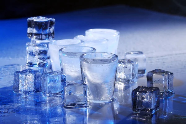 Copos Cubos Gelo Congelados Com Bebida Alcoólica Fria — Fotografia de Stock