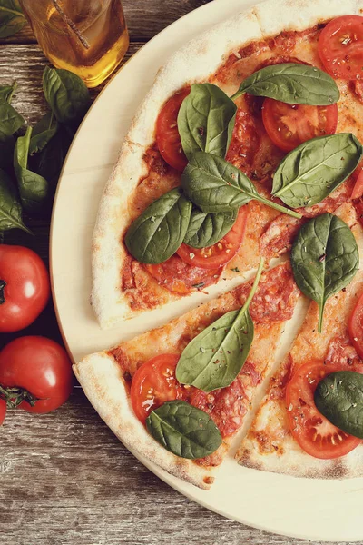 Yiyecekler. Masada pizza var.