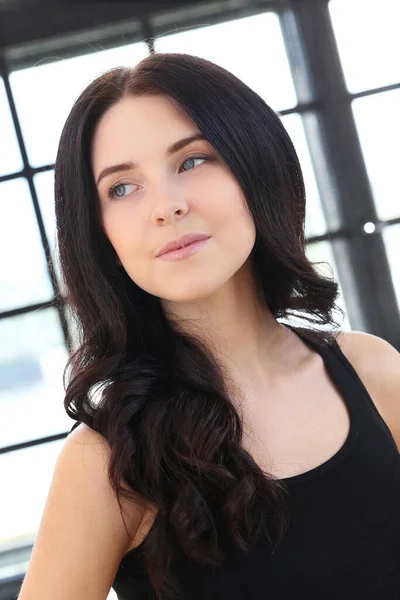 Güzel esmer kadın evde poz