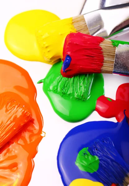 Renkli boya ve fırçaları kapat