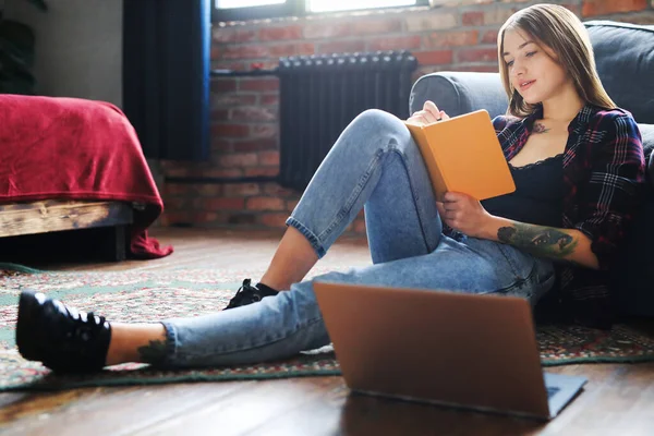 Çalışma ve eğitim. Dizüstü bilgisayar ile kız ev ödevi yok