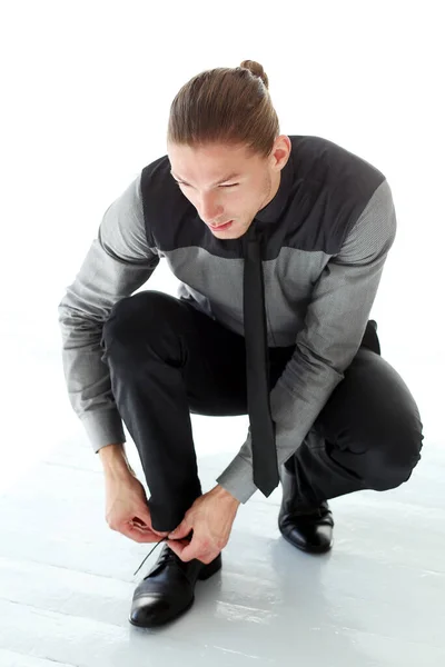 Bonito Homem Elegante Está Posando Terno Sobre Fundo Branco — Fotografia de Stock