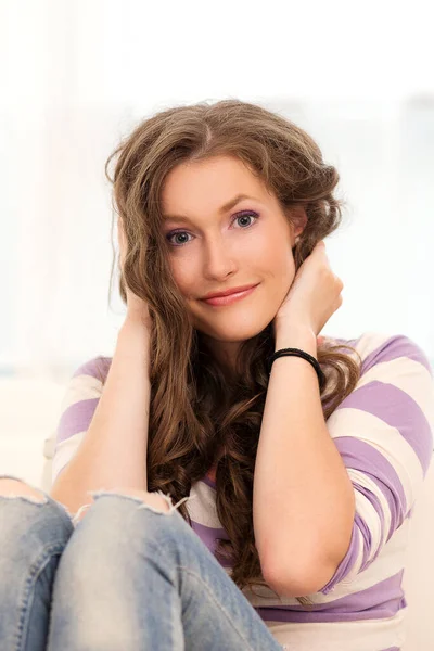 Retrato Uma Menina Bonita Feliz Com Cabelo Encaracolado — Fotografia de Stock