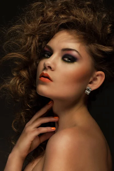 Hermosa Mujer Caucásica Con Rizos Maquillaje Noche — Foto de Stock